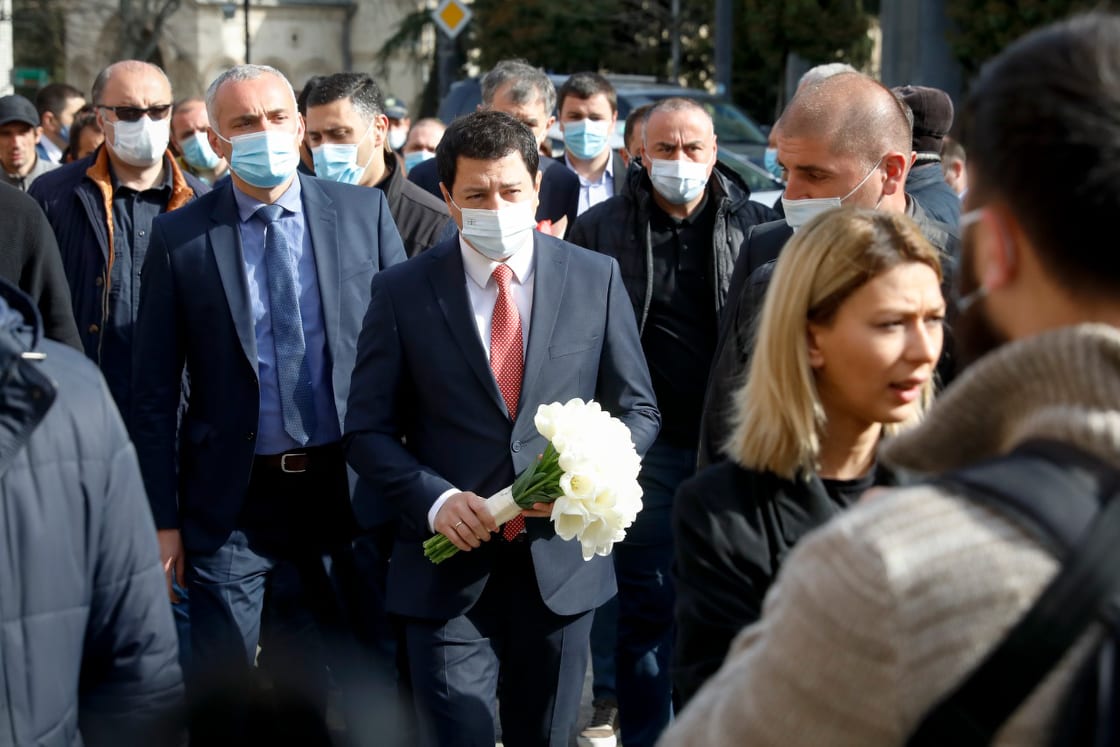არჩილ თალაკვაძემ და დეპუტატებმა 9 აპრილის მემორიალი სიმბოლურად ტიტებით შეამკეს