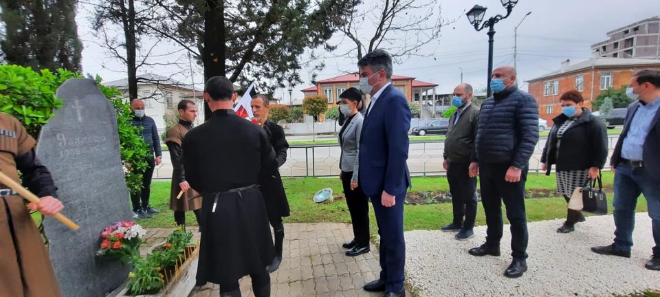 ზუგდიდში ადგილობრივი ხელისუფლების წარმომადგენლებმა 1989 წლის 9 აპრილს დაღუპულთა ხსოვნას პატივი მიაგეს