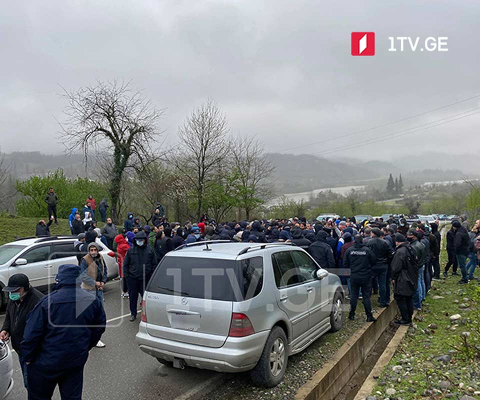 „ნამახვანჰესის“ მოწინააღმდეგეებმა გუმათჰესის დასახლებაში ავტომობილებით გზა გადაკეტეს და დაშლილი კარვების სხვა ადგილზე გადატანას ითხოვენ