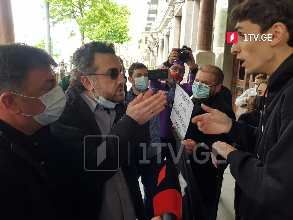 რუსთაველის თეატრთან აქციაზე „გილდიას“ წევრებსა და თეატრის მსახიობებს შორის სიტყვიერი დაპირისპირება მოხდა