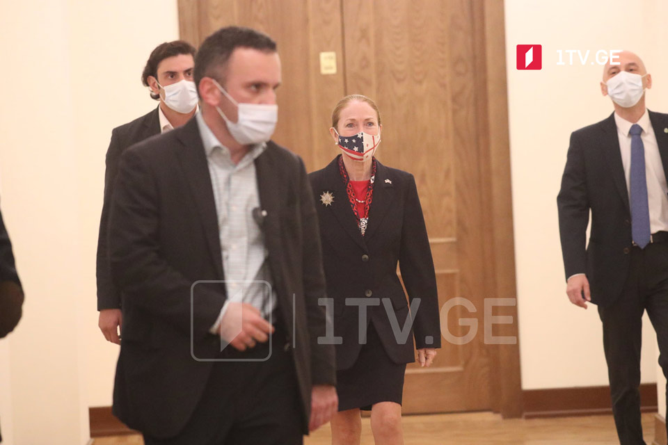 პარლამენტში შარლ მიშელის დოკუმენტზე ხელმომწერი პოლიტიკოსები იკრიბებიან