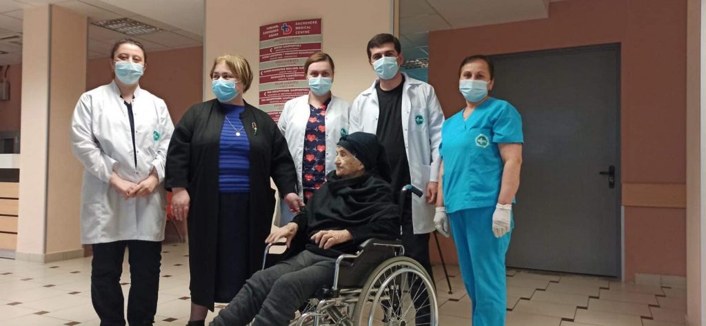 საჩხერის სამედიცინო ცენტრში 101 წლის ქალმა კორონავირუსი დაამარცხა