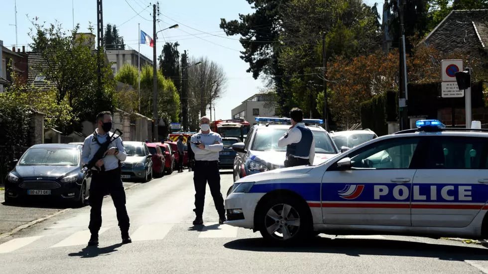 მედიის ინფორმაციით, საფრანგეთში დანით შეიარაღებულმა მამაკაცმა პოლიციელს ყელის არეში ჭრილობები მიაყენა