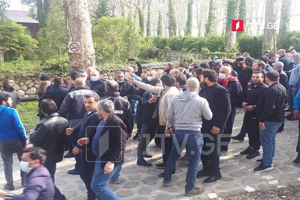 სალხინოს ღვთისმშობლის შობის ტაძრის ეზოში დაპირისპირება იყო [ფოტო/ვიდეო]