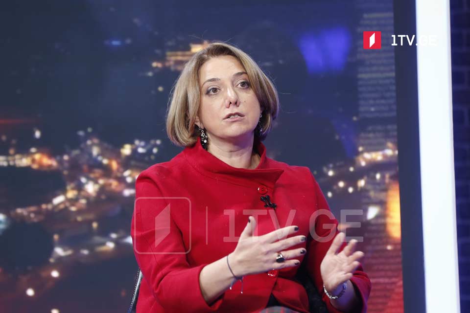 Salome Samadaşvili - nə xoşbəxtlikdir ki, Avropa İttifaqı və Amerikanın mediasiyası ilə nail olunan razılaşmaya imzanın atılmasına görə, sənə o insan hücum edir ki, hansı da Qavrilovun Parlamentdən qovulmasına görə Moskvada üzrlər istəyirdi