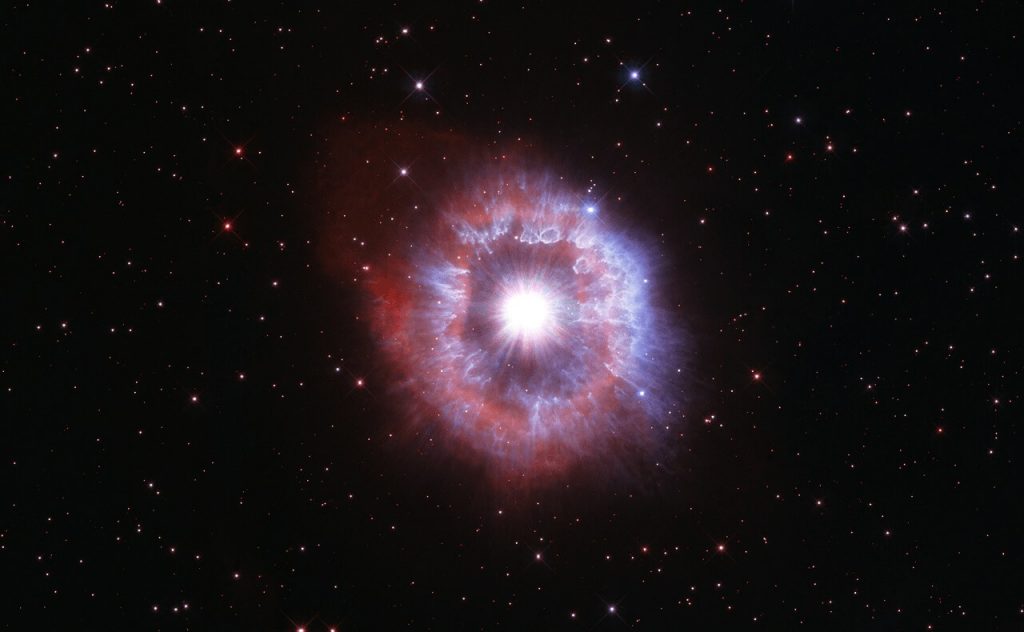 გიგანტური ვარსკვლავი განადგურების პირას — ჰაბლის საიუბილეო ფოტო #1tvმეცნიერება