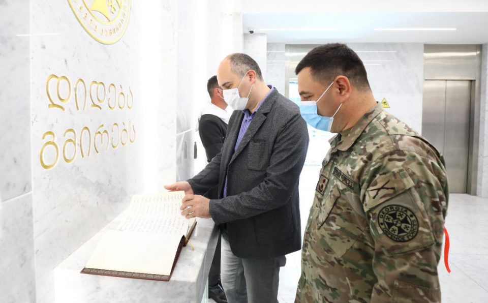 თავდაცვის სამინისტროს ადმინისტრაციული შენობის ფოიეში მოწყობილ პოსტამენტზე გმირების უკვდავსაყოფად ხელნაწერი ხსოვნის წიგნი განთავსდა