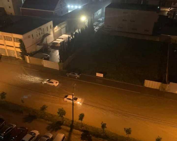 ძლიერი წვიმის გამო სოფელ დიღომსა და დიდ დიღომში ქუჩები დაიტბორა [ვიდეო]