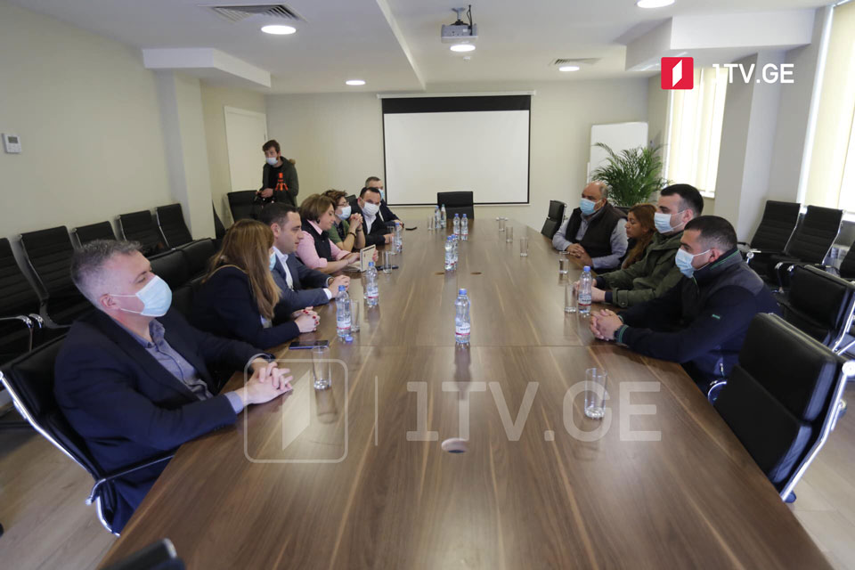 ოპოზიციის წარმომადგენლები ზაზა გახელაძის ოჯახს შეხვდნენ