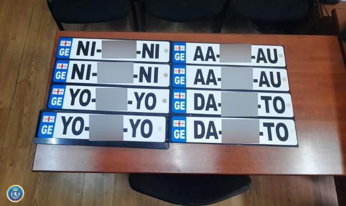 ავტომანქანის სანომრე ნიშნების გაყალბების ფაქტზე ერთი პირი ამხილეს