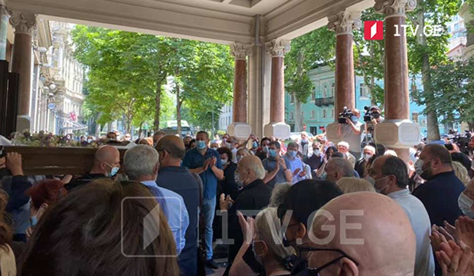 მარინა ჯანაშია რუსთაველის თეატრიდან ტაშის ფონზე გამოასვენეს