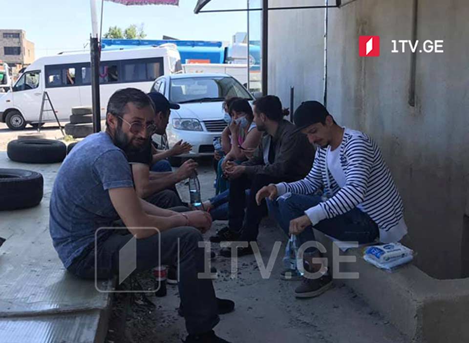 შუქრუთის მცხოვრებლები აშშ-ის საელჩოსთან შეიკრიბნენ და მოთხოვნების დაკმაყოფილების პროცესში დახმარებას ითხოვენ