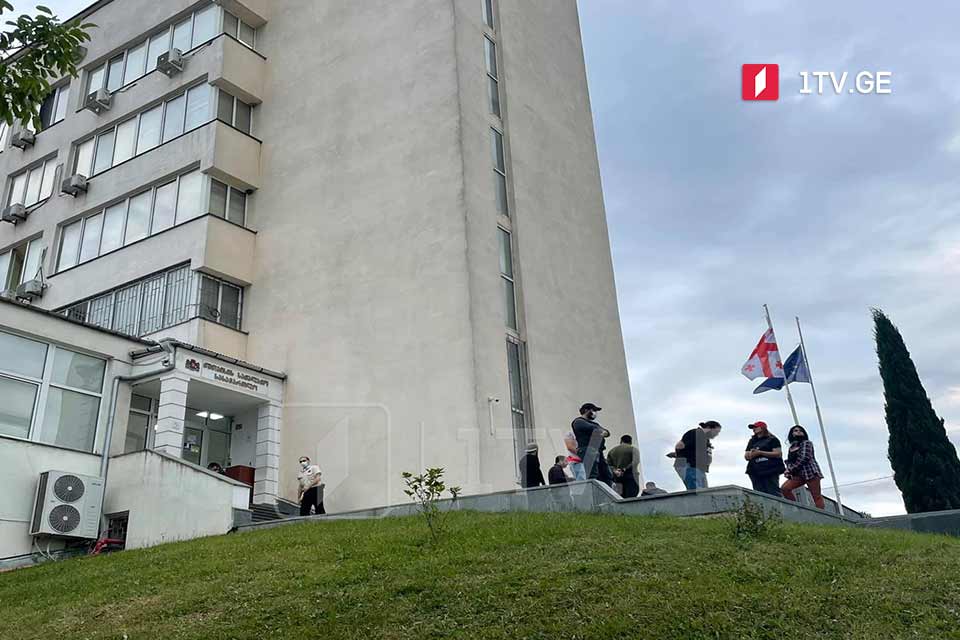 „ქურდული სამყაროს“ წევრობისა და „ქურდულ შეკრებაში“ მონაწილეობის ბრალდებით დაკავებულ სამ პირს პატიმრობა შეეფარდა