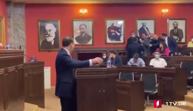 პარლამენტში ამნისტიის კანონპროექტის განხილვა ხმაურის ფონზე წარიმართა