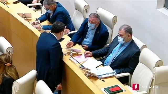 პარლამენტის სხდომათა დარბაზში ერთმანეთს გიორგი ვაშაძე და ანზორ ბოლქვაძე დაუპირისპირდნენ [ვიდეო]