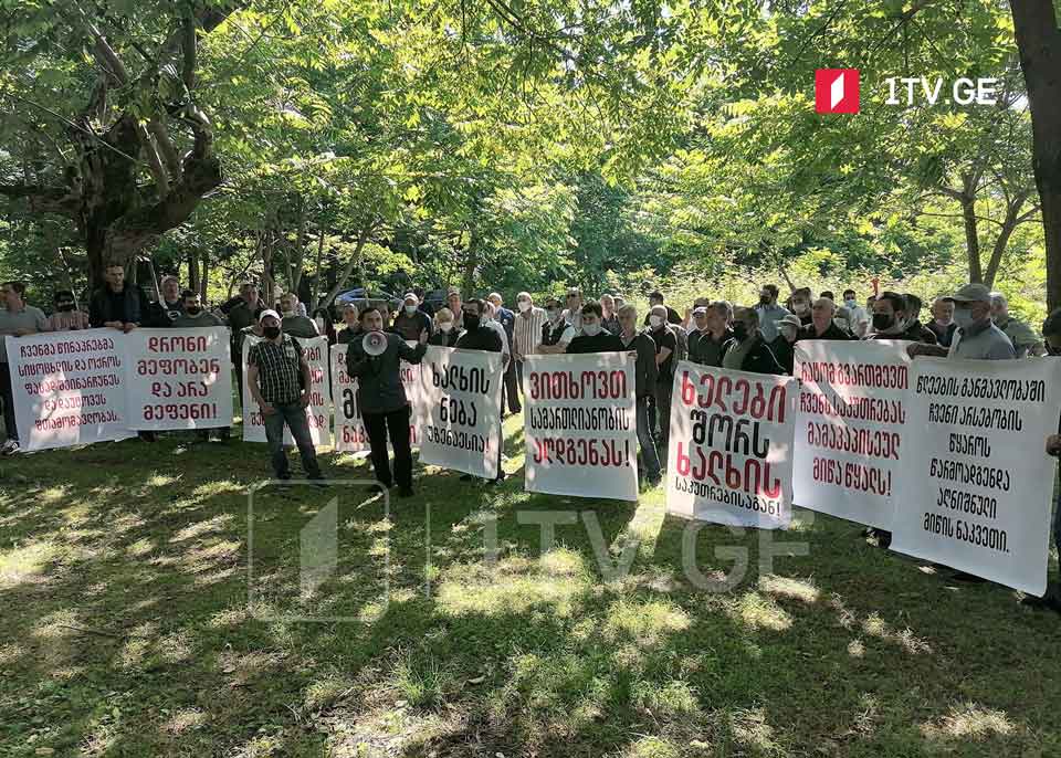 ქობულეთში მცხოვრებლებმა აქცია გამართეს და ამბობენ, რომ აჭარის მთავრობის მიერ აუქციონზე გასაყიდად გატანილი მიწის ნაკვეთი მათი საკუთრებაა