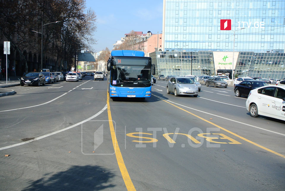 სპორტის სასახლის მიმდებარე ტერიტორიაზე, ავტობუსის ზოლში გაჩერებული მანქანა დაჯარიმდება