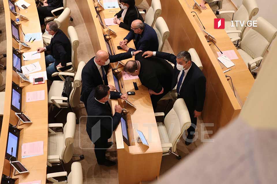 პარლამენტში „ამნისტიის შესახებ კანონპროექტის“ განხილვისას გუბაზ სანიკიძე უმრავლესობის დეპუტატებს სიტყვიერად დაუპირისპირდა [ვიდეო]