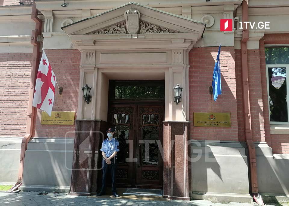 Zurab Caparidze, Tamar Kordzaiya və Elene Xoştariya Konstitusiya Məhkəməsindən yenə də Parlamentin qərarının qanunsuz olduğu tələb edirlər ki, hansına da əsasən onların deputat səlahiyyətləri dayandırılmadı