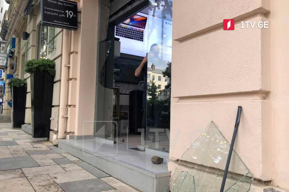 თბილისში, ჭავჭავაძის გამზირზე iPlus-ის მაღაზია გაქურდეს