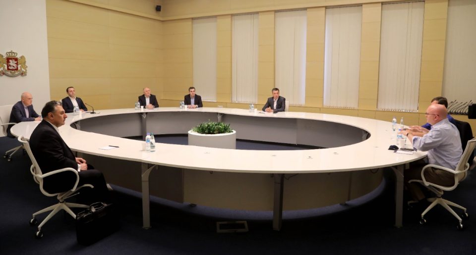 საქართველოს მთავრობის ადმინისტრაცია - ირაკლი ღარიბაშვილის აქტიური ფასილიტაციითა და ფილიპ რიკერის ჩართულობით, აზერბაიჯანულმა მხარემ კონფლიქტის დროს დაკავებული სომხეთის 15 მოქალაქე გაათავისუფლა
