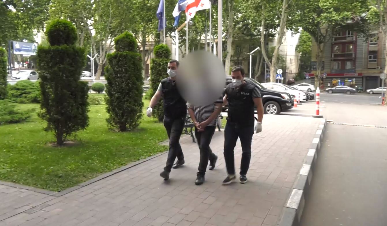 პოლიციამ თბილისში ყაჩაღობის ფაქტზე სამი პირი დააკავა