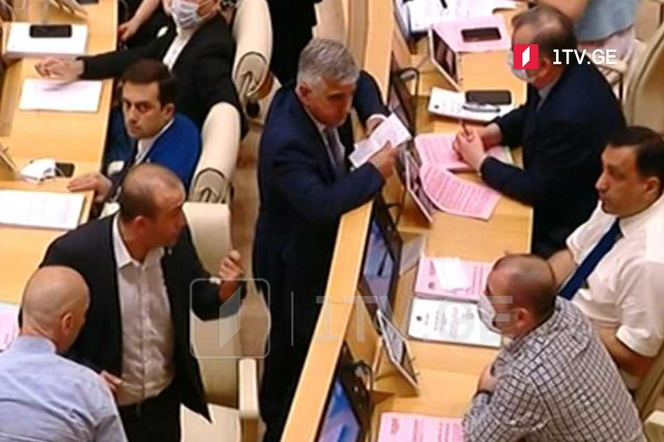 იაგო ხვიჩიას ფეისბუქსტატუსს პარლამენტში მცირე დაპირისპირება მოჰყვა [ვიდეო]