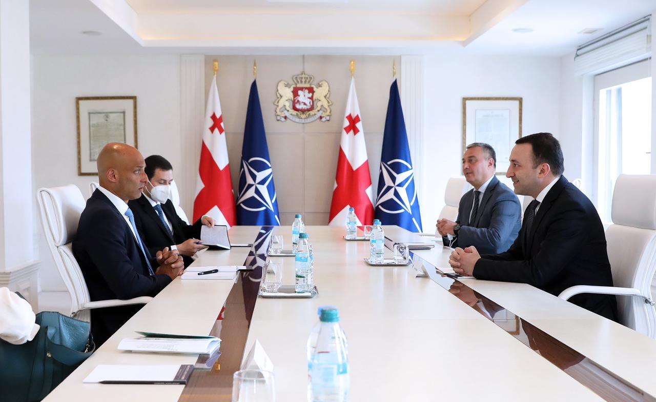 მთავრობის ადმინისტრაციაში ირაკლი ღარიბაშვილისა და ჯეიმს აპატურაის შეხვედრა გაიმართა