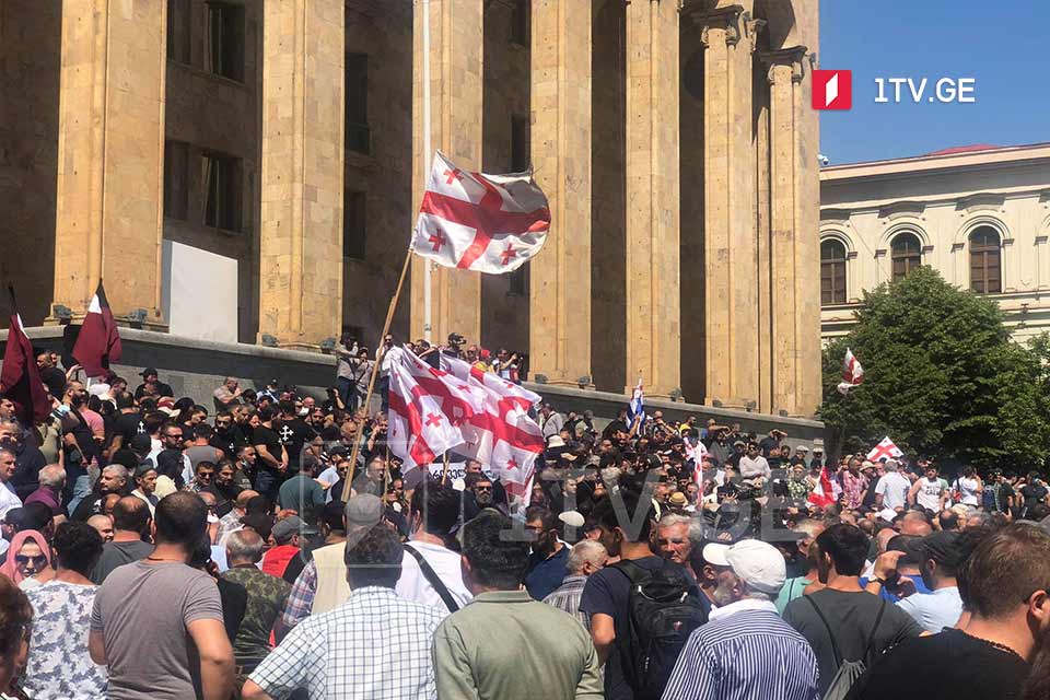 ულტრანაციონალისტური ჯგუფების წარმომადგენლები, რომლებიც რუსთაველის გამზირზე აქციას მართავენ, ჟურნალისტების მისამართით ბოთლებსა და ჯოხებს ისვრიან [ვიდეო]