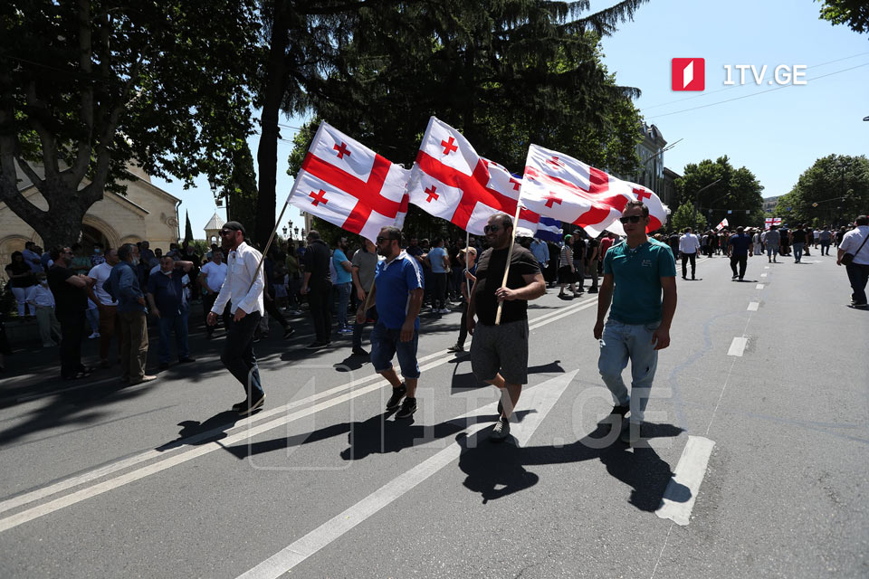 “Tbilisi Pride” nin əleyhdarları Filarmoniya istiqamətində yürüş edirlər