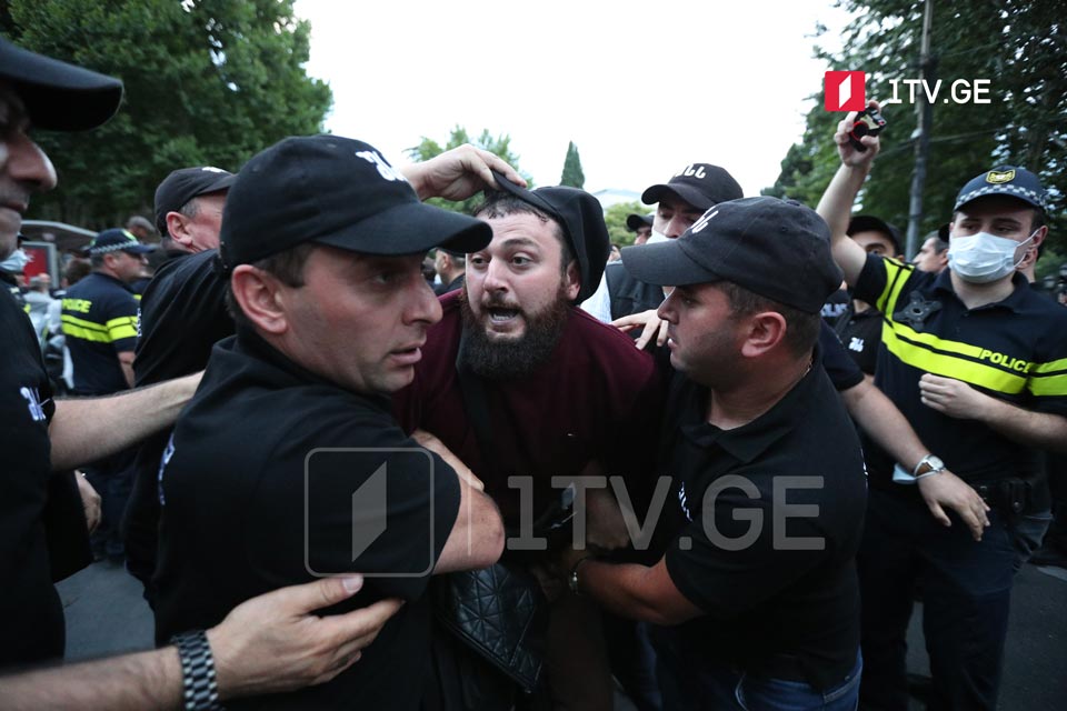 პოლიციამ ქაშვეთის ეკლესიის მიმდებარე ტერიტორიიდან რამდენიმე პირი გაიყვანა [ვიდეო]