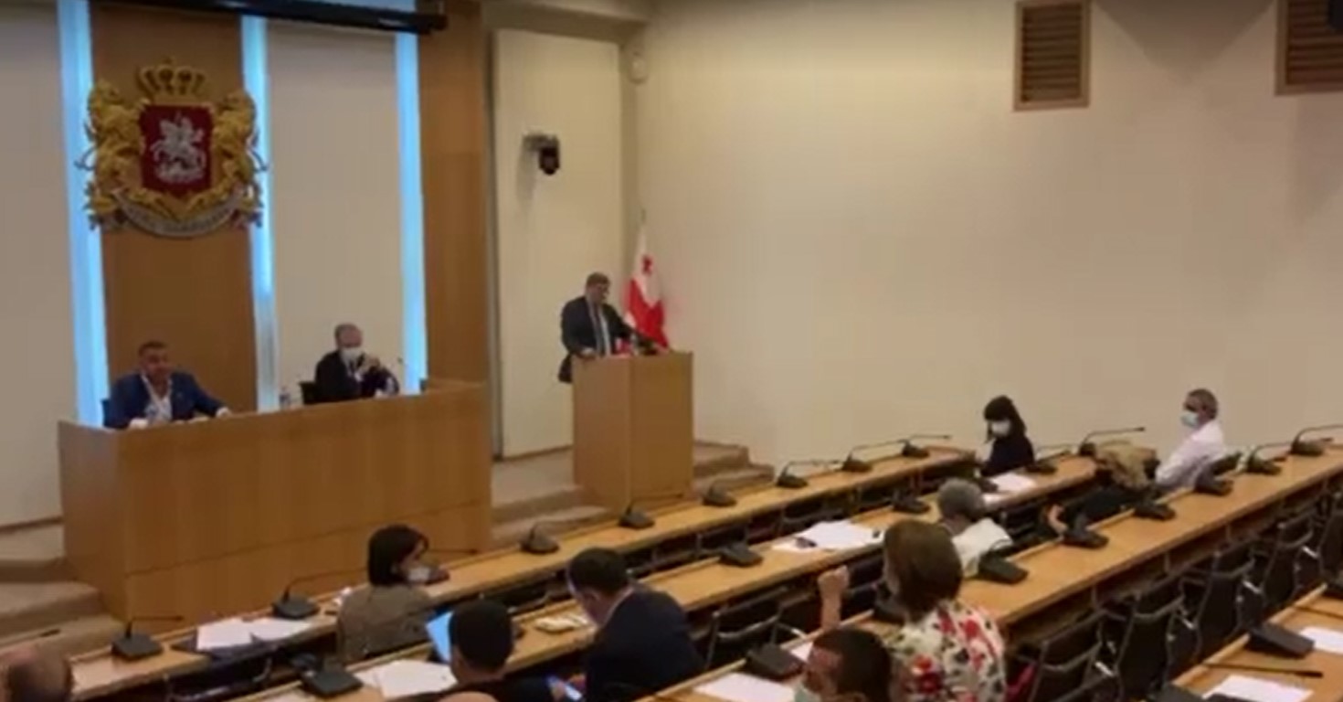 პარლამენტის საგარეო ურთიერთობათა და დიასპორის კომიტეტების გაერთიანებული სხდომა კამათის ფონზე მიმდინარეობს
