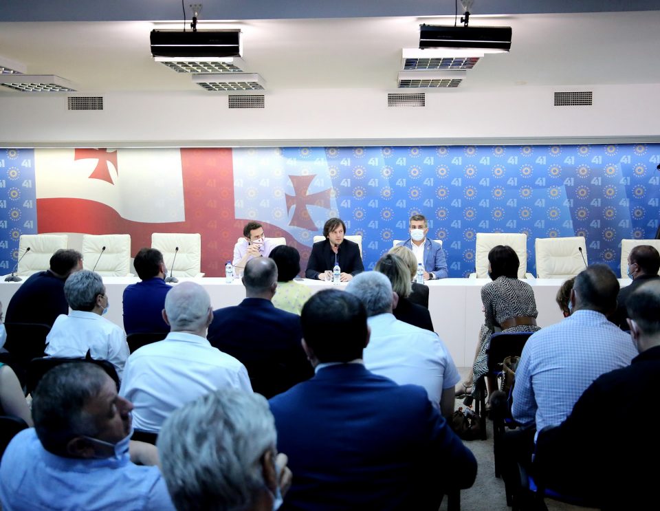 „ქართული ოცნების“ ცენტრალურ ოფისში საპარლამენტო უმრავლესობის სხდომა გაიმართა
