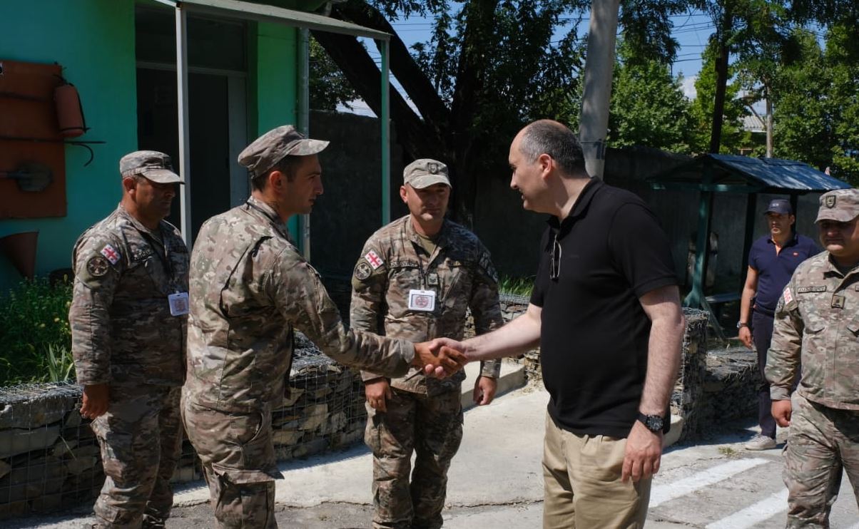 ჯუანშერ ბურჭულაძემ თელავში სამხედრო ბაზაზე ინფრასტრუქტურული სამუშაოები დაათვალიერა