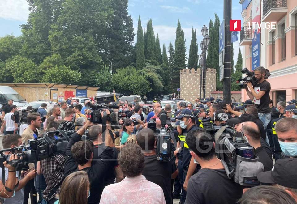 „ქართული ოცნების“ ოფისთან აქციის მონაწილეებსა და სამართალდამცველებს შორის დაპირისპირება მოხდა [ფოტო/ვიდეო]