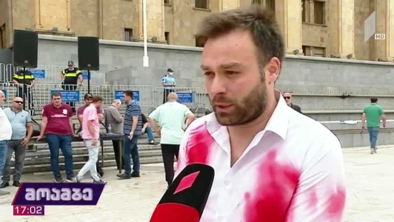 „არა ძალადობას“ - ლოზუნგით პარლამენტის წინ მოქალაქეები იკრიბებიან