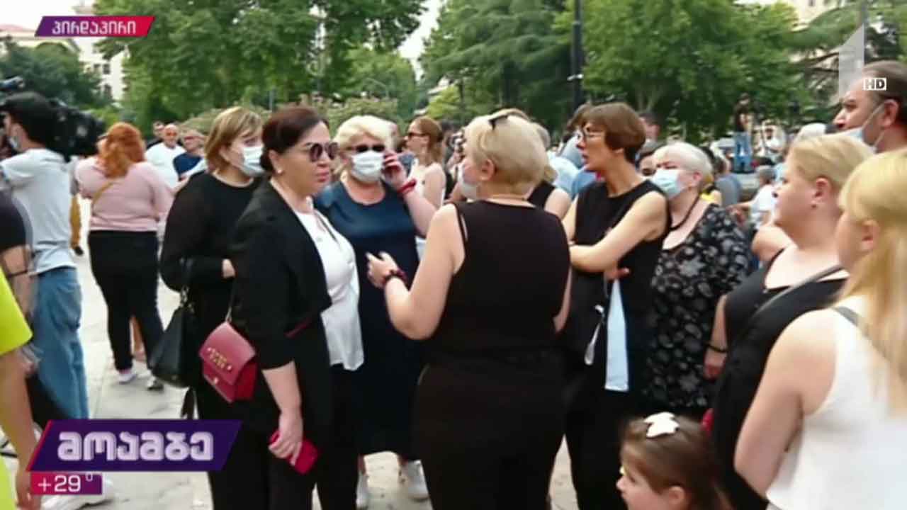 პარლამენტთან მედიის წარმომადგენლები იკრიბებიან