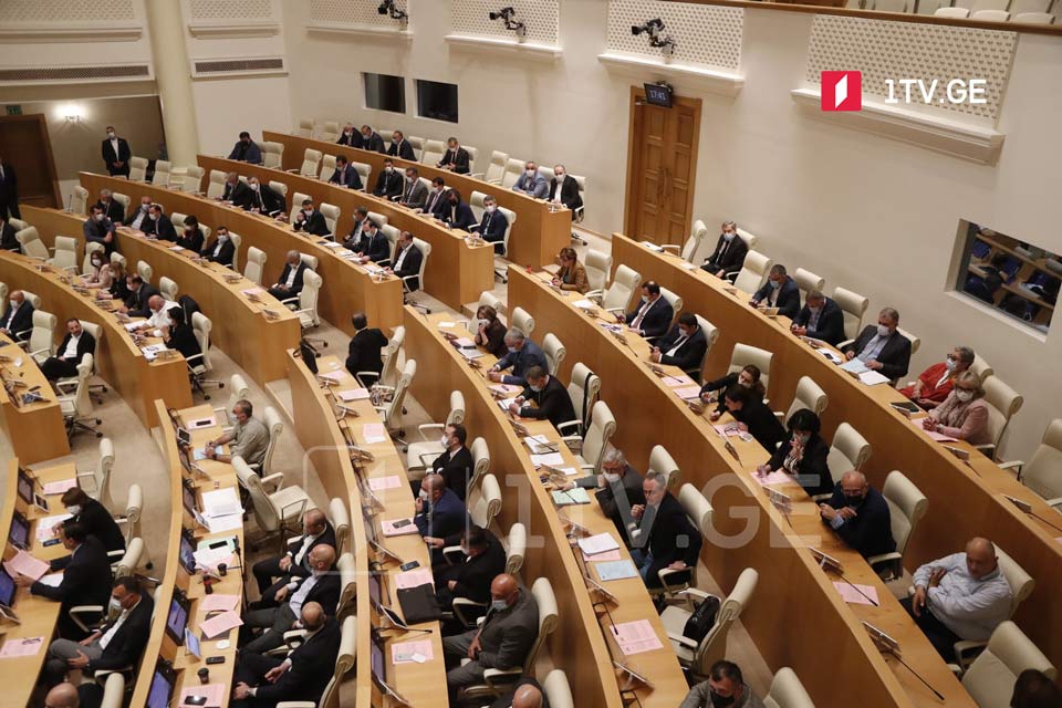 Müxalifət Parlamentin iclas salonunu etiraz əlaməti olaraq tərk etdi