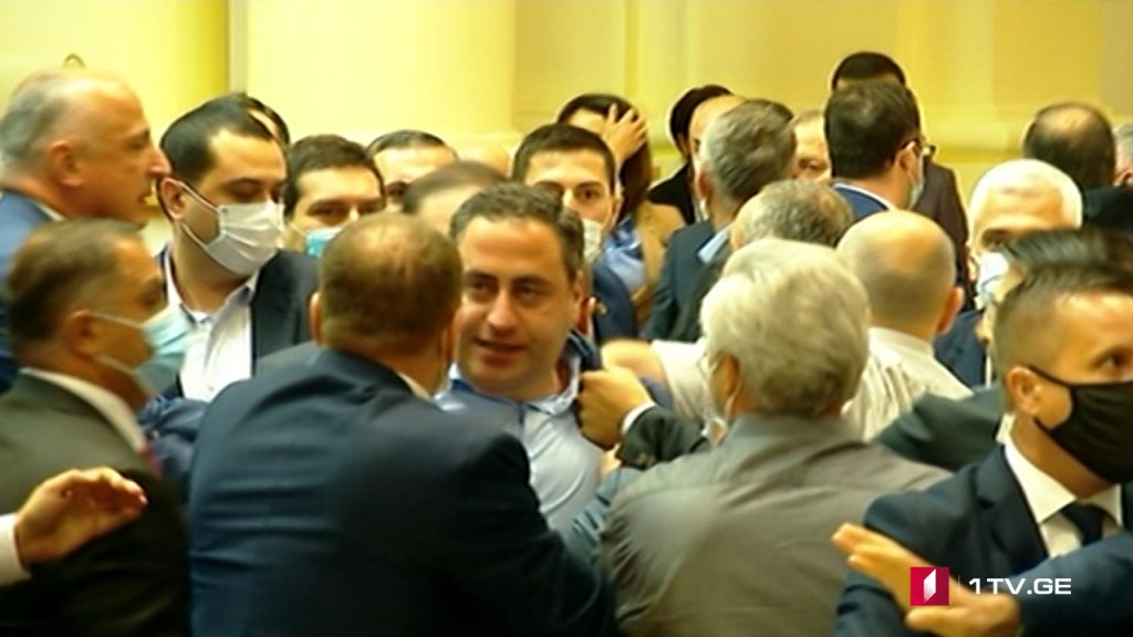 პარლამენტში დეპუტატებს შორის დაპირისპირებაა [ვიდეო]