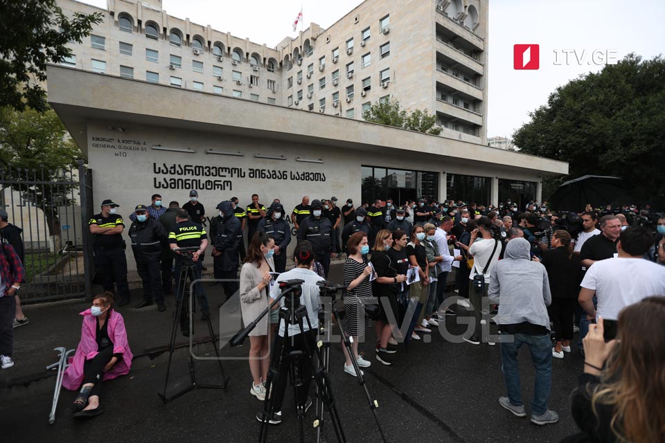 Представители СМИ проводят акцию перед зданием МВД