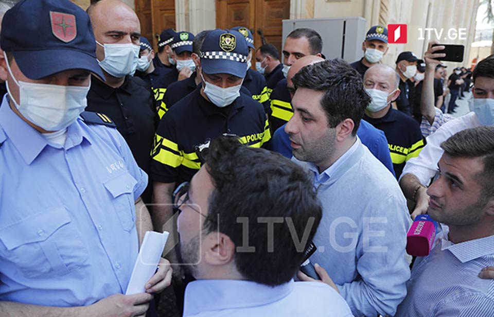Journalists demand entry into parliament to ask Interior Minister questions over July 5-6 events