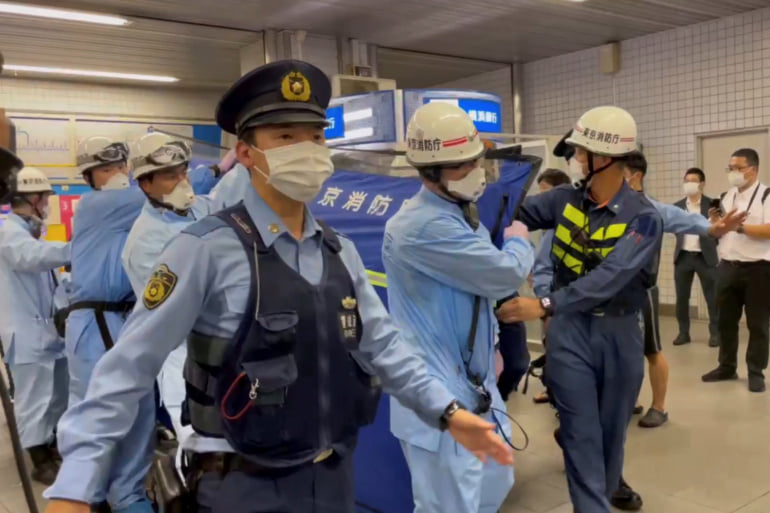 ტოკიოში მამაკაცი დააკავეს, რომელმაც სამგზავრო მატარებელში ათი ადამიანი დაჭრა