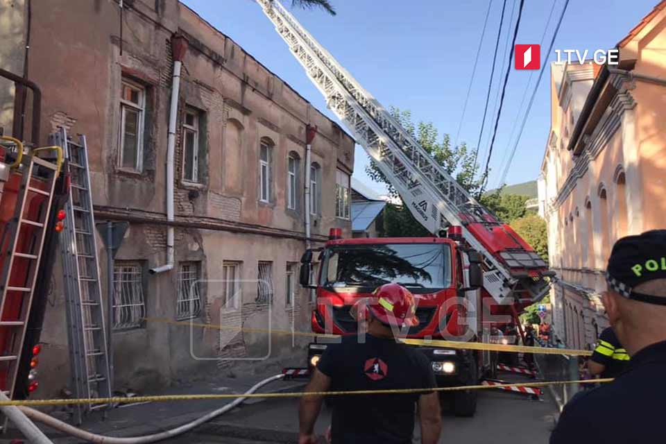 თბილისში, თოიძის ქუჩაზე, საცხოვრებელ სახლში ხანძარი გაჩნდა