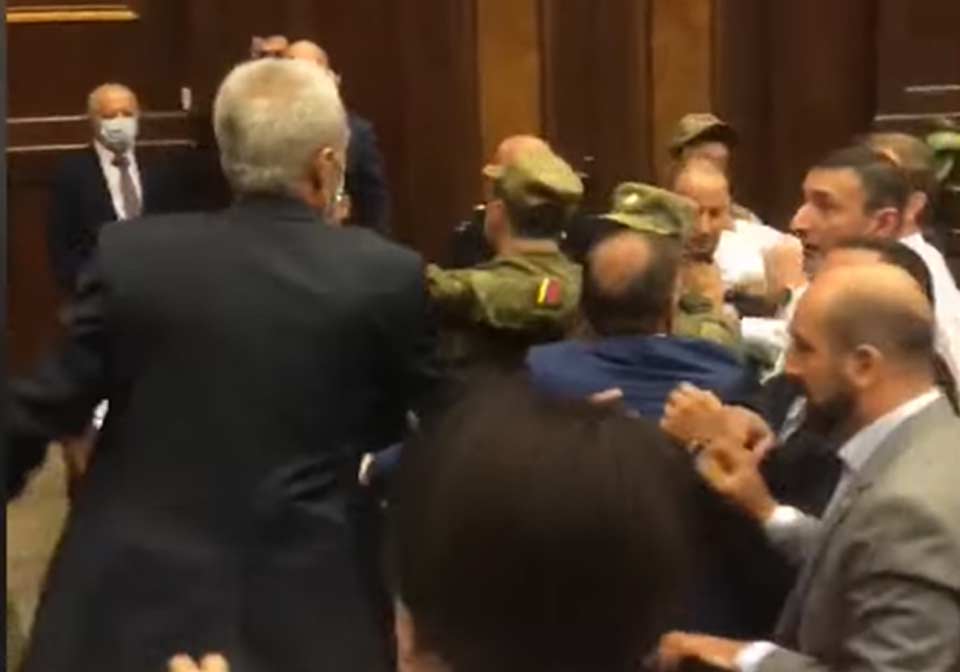 სომხეთის პარლამენტში დეპუტატებს შორის ფიზიკური დაპირისპირება მოხდა [ვიდეო]