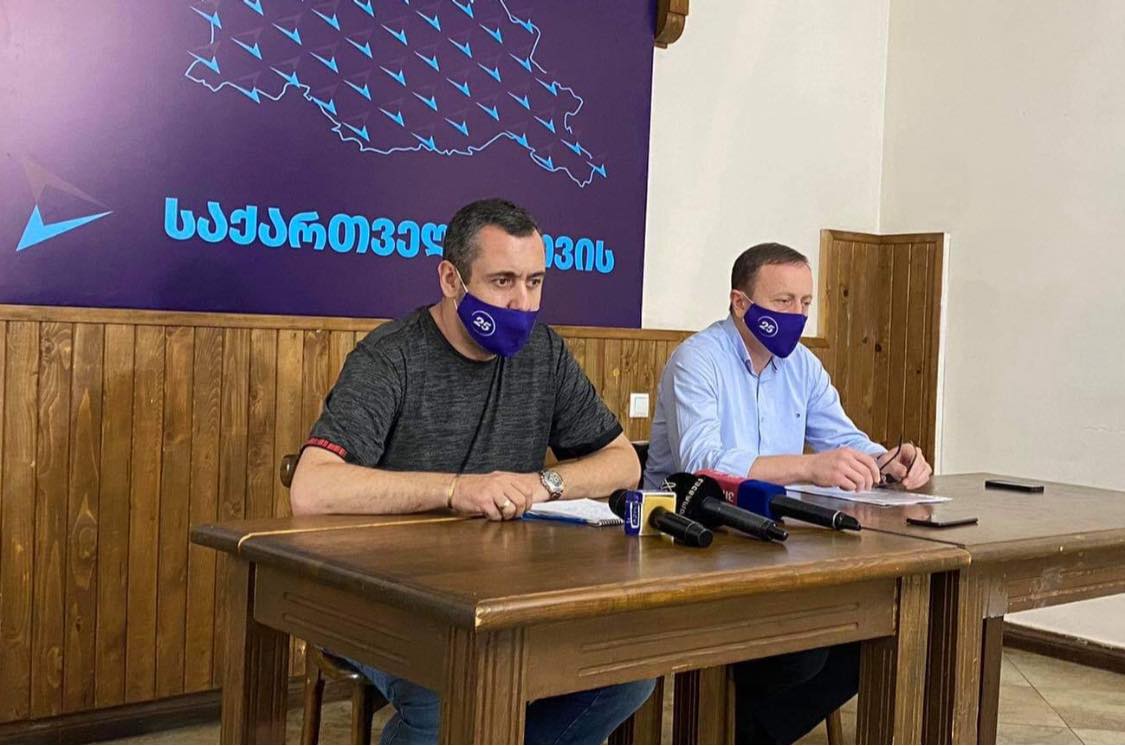 პარტია „საქართველოსთვის“ „ქართული ოცნების“ ოზურგეთის მერობის კანდიდატსა და არჩილ თალაკვაძეს პარტიის წევრის მიმართ შანტაჟში ადანაშაულებს