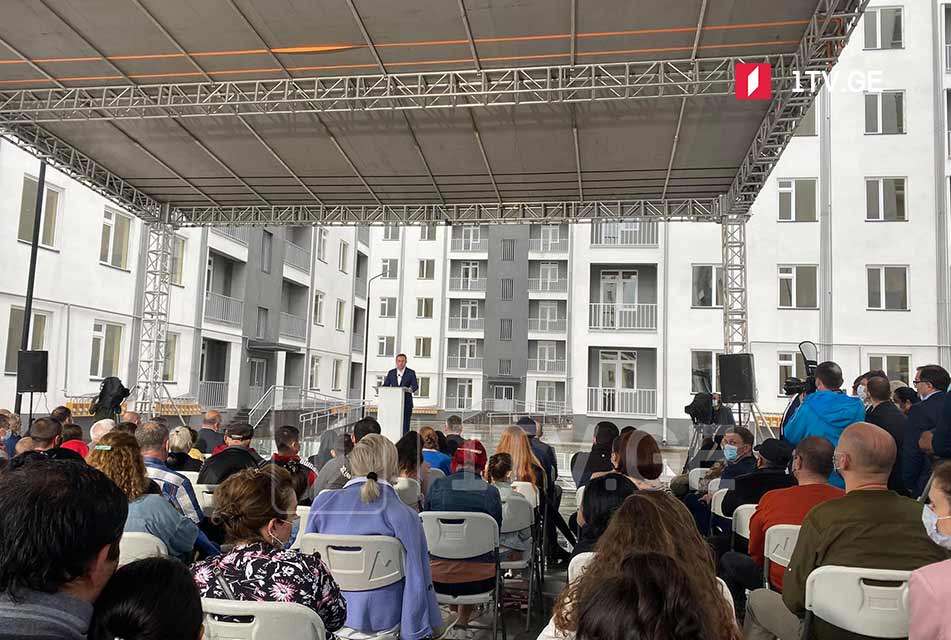 420 qaçqın ailəsinə Sğaltuboda, yeni tikilmiş korpuslarda mənzillər verildi
