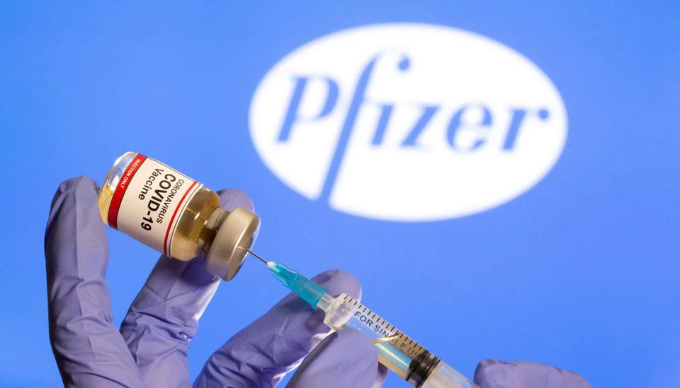 Pfizer и BioNTech заявляют, что прививка тремя дозами их вакциной может нейтрализовать штамм "омикрон"