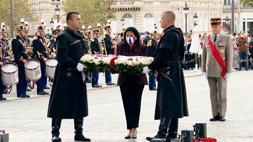 სალომე ზურაბიშვილმა პარიზში, ტრიუმფალურ თაღთან მდებარე მემორიალი გვირგვინით შეამკო [ვიდეო]
