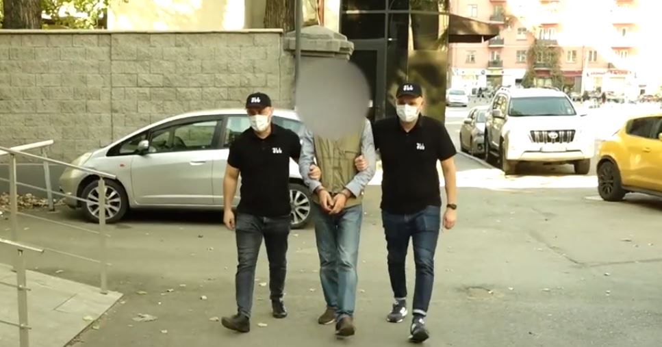 პოლიციამ თბილისში უკანონო ცეცხლსასროლი იარაღები და საბრძოლო მასალა ამოიღო, დაკავებულია ხუთი პირი