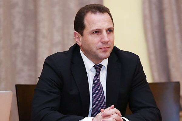 სომხური მედიის ინფორმაციით, ქვეყნის თავდაცვის ყოფილი მინისტრი დავით ტონოიანი დაკავებულია